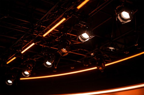 Lichttraverse unter der Studiodecke mit mehreren Scheinwerfern